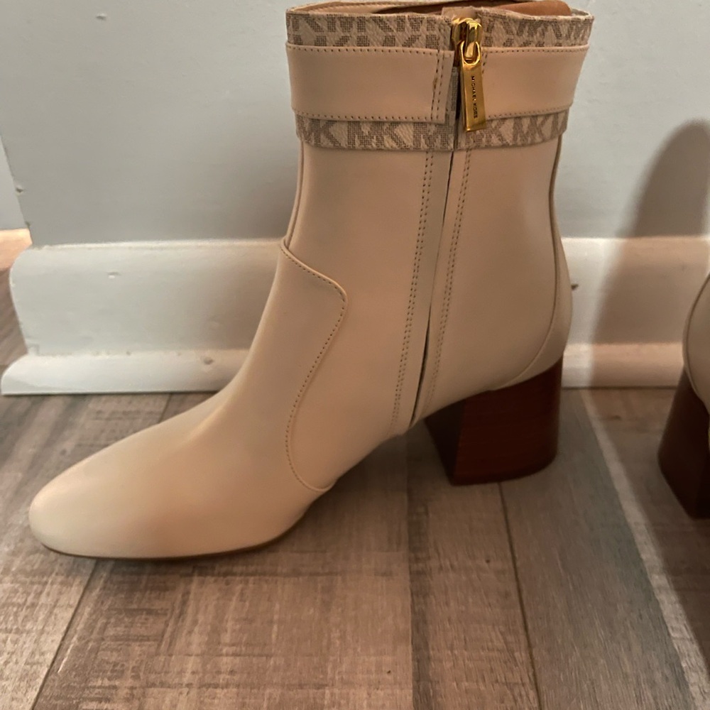 NWOB Michael Kors Cream Ankle Booties Size 9 - Picture 4 of 14